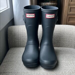 Hunter Navy Rubber Boot with Red Logo Accent
